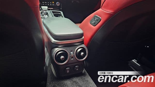 Kia Stinger 2018 — ფოტო 22/34