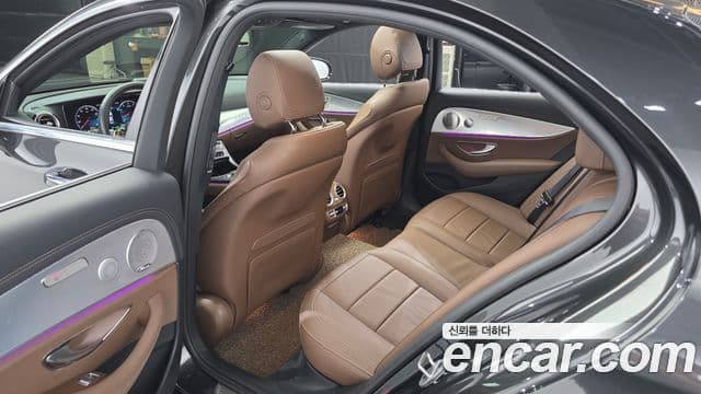 Mercedes-Benz E-Class 2021 — ფოტო 25/35