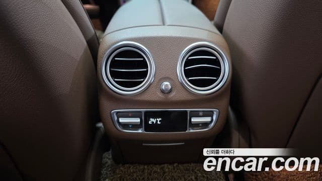 Mercedes-Benz E-Class 2021 — ფოტო 30/35