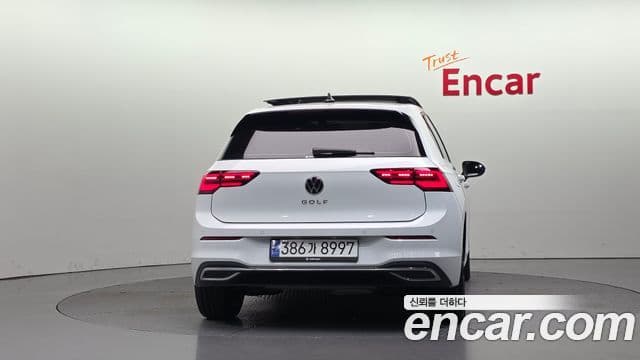 Volkswagen Golf 2023 — ფოტო 9/34