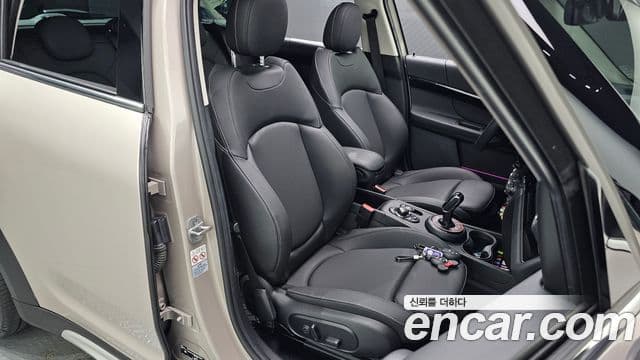Mini Cooper Countryman 2023 — Şəkil 31/32