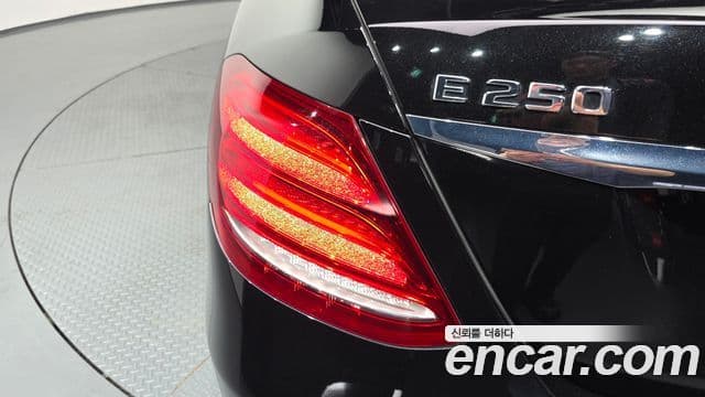 Mercedes-Benz E-Class 2020 — ფოტო 16/33