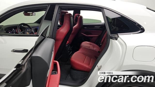 Porsche Macan EV 2025 — Photo 8/34