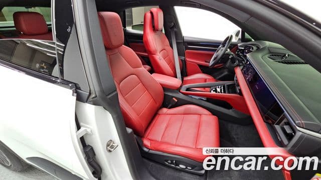 Porsche Macan EV 2025 — Photo 1/34