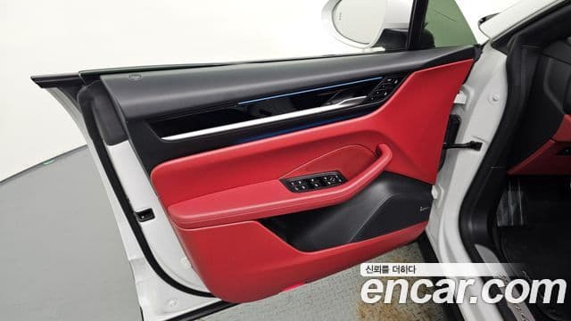 Porsche Macan EV 2025 — Photo 18/34
