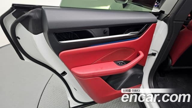Porsche Macan EV 2025 — Photo 13/34