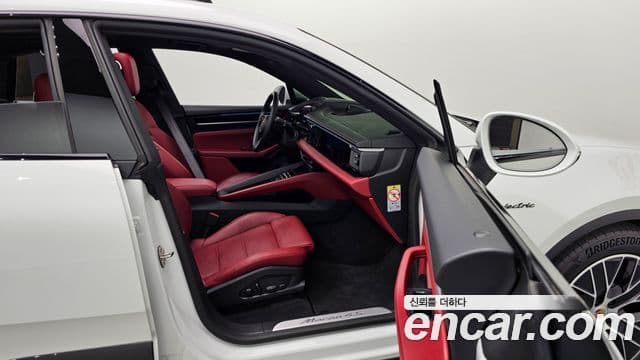 Porsche Macan EV 2025 — Photo 2/34