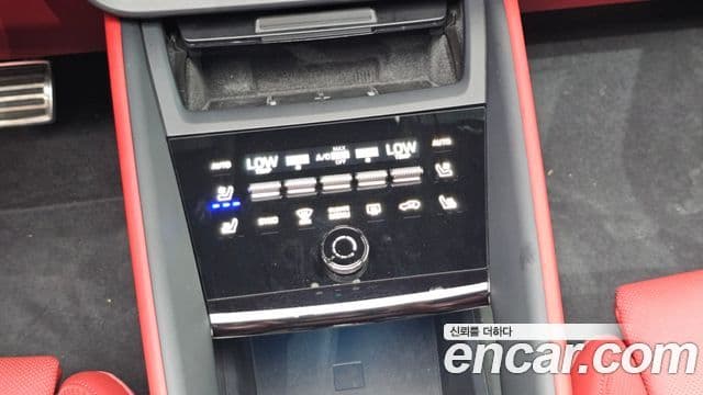 Porsche Macan EV 2025 — Photo 7/34