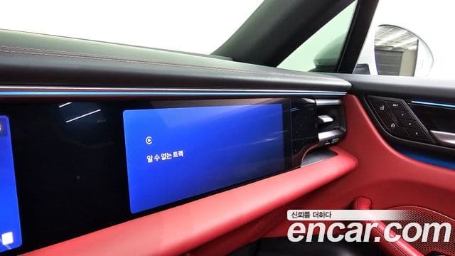 Porsche Macan EV 2025 — Photo 32/34