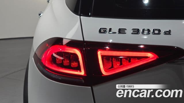 Mercedes-Benz GLE-Class 2022 — Photo 12/35