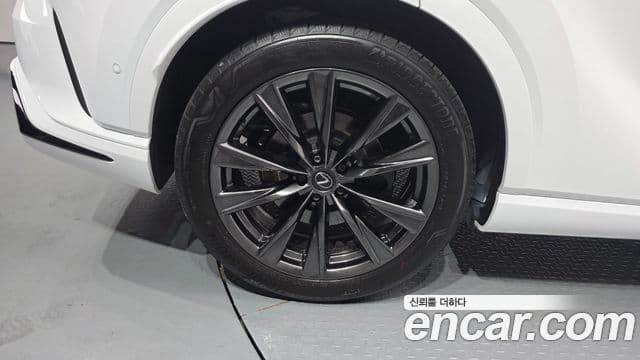 Lexus RX500h 2024 — Şəkil 28/31