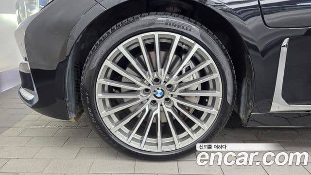 BMW 7 Series 2021 — Photo 30/39