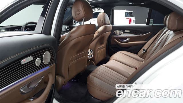 Mercedes-Benz E-Class 2022 — Şəkil 13/20