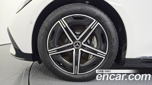 Mercedes-Benz EQE 2024 — ფოტო 14/30