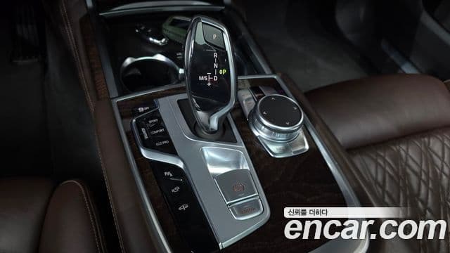 BMW 7 Series 2019 — ფოტო 26/34