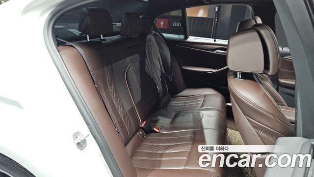BMW 5 Series 2020 — Şəkil 13/33