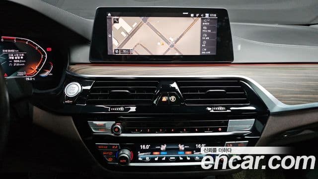 BMW 5 Series 2020 — Şəkil 29/33