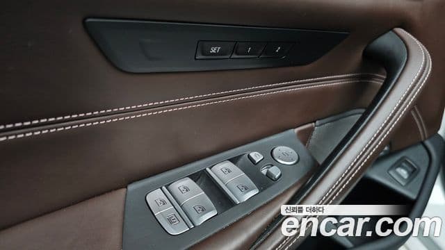 BMW 5 Series 2020 — Şəkil 28/33