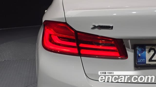 BMW 5 Series 2020 — Şəkil 24/33