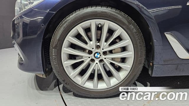 BMW 5 Series 2018 — Şəkil 10/20