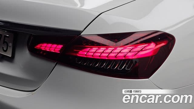 Mercedes-Benz E-Class 2021 — ფოტო 8/35