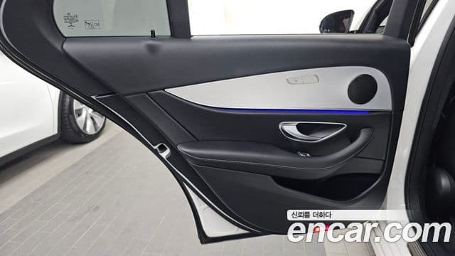 Mercedes-Benz E-Class 2021 — ფოტო 33/35
