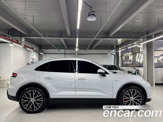 Porsche Macan EV 2025 — ფოტო 8/20