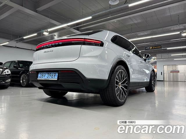 Porsche Macan EV 2025 — ფოტო 7/20