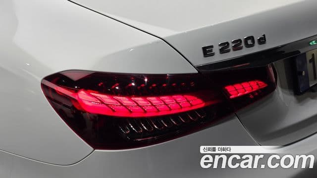 Mercedes-Benz E-Class 2022 — ფოტო 28/33