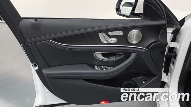 Mercedes-Benz E-Class 2022 — ფოტო 1/33