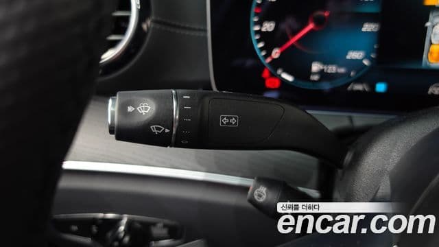 Mercedes-Benz E-Class 2022 — ფოტო 32/33