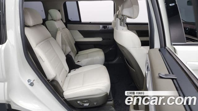 Hyundai Santa Fe 2023 — Photo 9/38