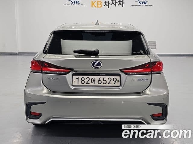 Lexus CT200h 2020 — ფოტო 4/20