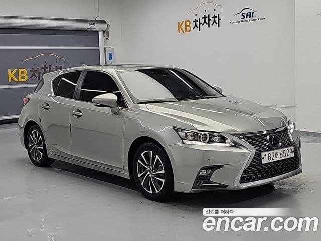 Lexus CT200h 2020 — ფოტო 19/20