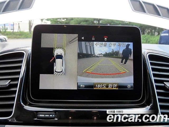 Mercedes-Benz GLE-Class 2018 — Photo 12/20