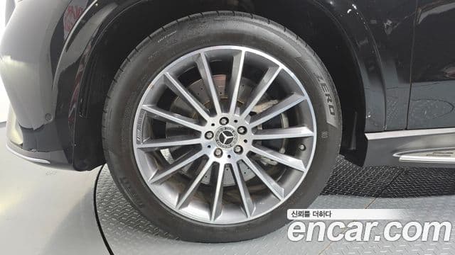 Mercedes-Benz GLE-Class 2025 — Photo 25/36