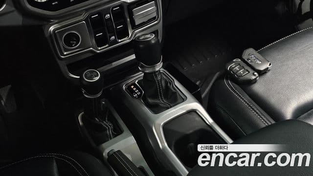 Jeep Wrangler 2021 — Şəkil 8/20