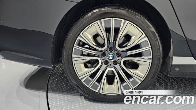 BMW 7 Series 2023 — Photo 31/35
