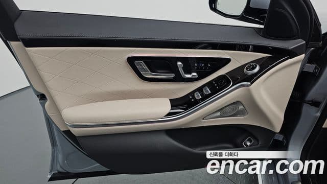 Mercedes-Benz S-Class 2024 — Photo 9/37