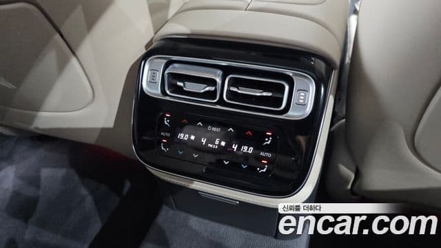 Mercedes-Benz S-Class 2024 — Photo 25/37