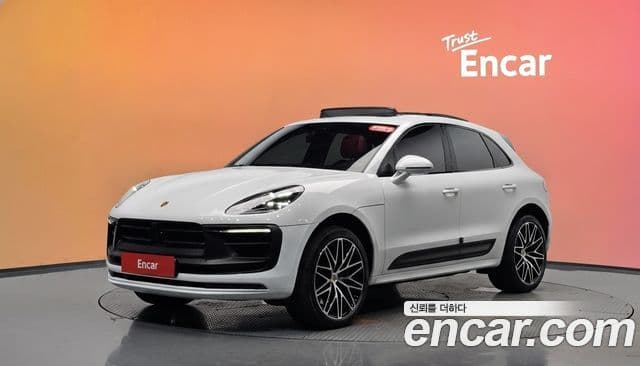 Porsche Macan 2023 — Фото 1/20