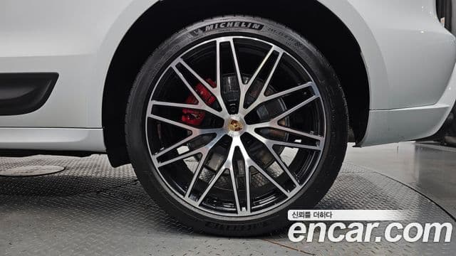 Porsche Macan 2023 — Photo 18/34