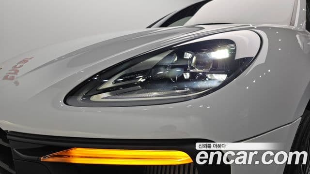 Porsche Macan 2023 — Photo 2/34