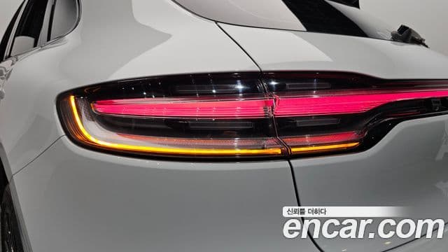 Porsche Macan 2023 — Photo 32/34