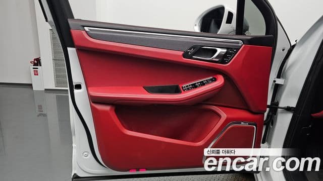 Porsche Macan 2023 — Photo 21/34