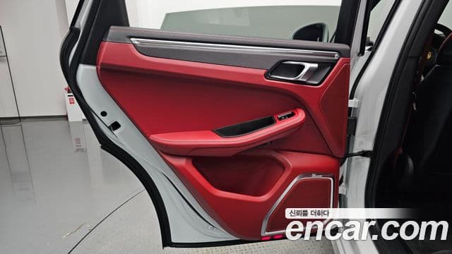 Porsche Macan 2023 — Photo 9/34
