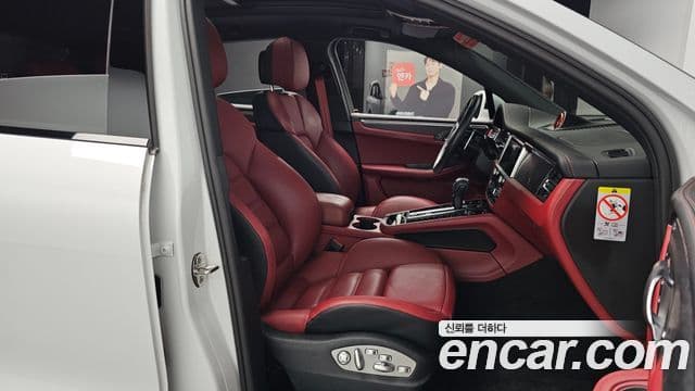 Porsche Macan 2023 — Photo 13/34