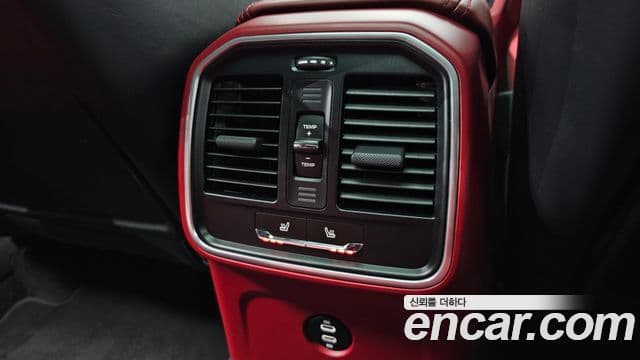 Porsche Macan 2023 — Photo 33/34