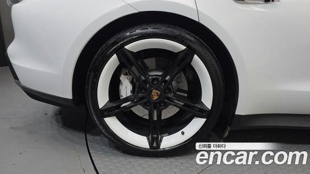Porsche Taycan 2021 — Photo 8/34