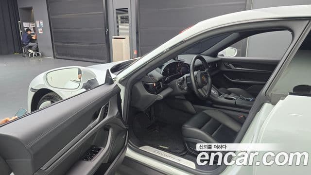Porsche Taycan 2021 — Photo 16/34